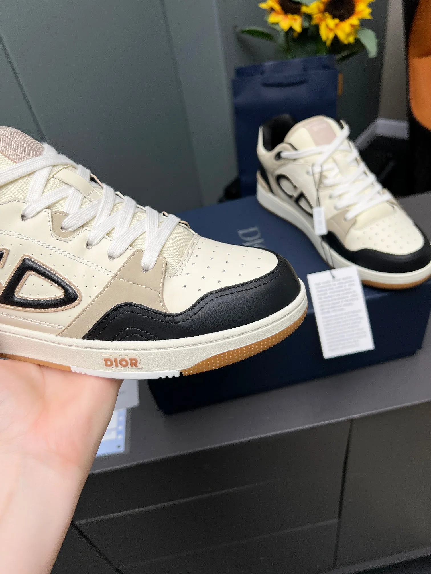 Men's Men's Shoes 💰600 Dior DiorB57 top version of low-top sneakers! ! ! Navy blue with beige smooth first-layer cowhide, fully oiled edges, T men's shoes 💰U outsole.  The 2024 autumn men's wear series has made a wonderful debut, a new classic item launched by Dior. Crafted from smooth first-grain cow leather in navy blue and beige, it's accented by a large leather heat-stamped CD logo on the sides. The distinctive laces of the same color match the color of the shoe body, and the opening and closing are decorated with various classic details on the tongue, sole and back side to enhance the style. The eyelet details, upper stitching and heel strip panels of the same color highlight the dynamic charm of its sports style. Exclusive two-color molded T men's shoes 💰U outsole is light, comfortable, non-slip and wear-resistant, the mesh lining and feet are customized with original colors, soft and breathable. Exquisite production technology highlights the grade, and can be matched with all kinds of clothing to create a refined look.